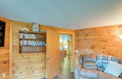 Newport Cabina | Charming Newport Cabin on 35 Acres!