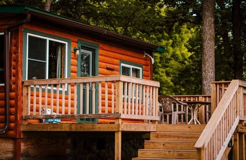 Puposky Cabina | Charming Northwoods Cabin - Large Deck & Scenic Views