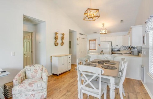 Tranquil Harbour Casa | Charming Oak Island Home 1 Mi to Beach!