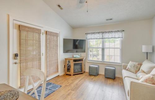 Tranquil Harbour Casa | Charming Oak Island Home 1 Mi to Beach!
