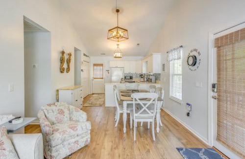 Tranquil Harbour Casa | Charming Oak Island Home 1 Mi to Beach!