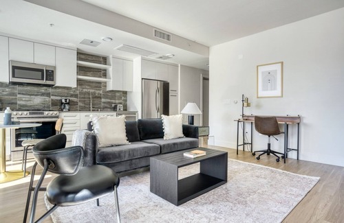 Downtown Oakland Apartamento | Charming Oakland 1BR w/ Pool, W/D, Sky Deck, next to BART, by Blueground