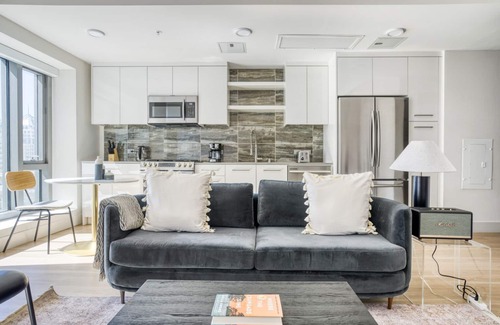 Downtown Oakland Apartamento | Charming Oakland 1BR w/ Pool, W/D, Sky Deck, next to BART, by Blueground
