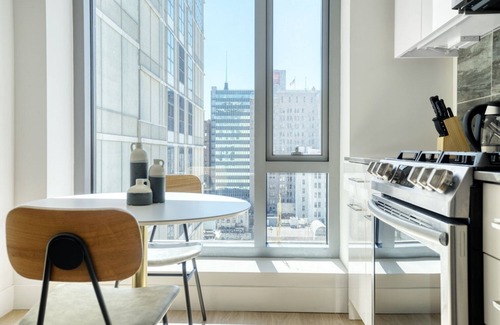 Downtown Oakland Apartamento | Charming Oakland 1BR w/ Pool, W/D, Sky Deck, next to BART, by Blueground