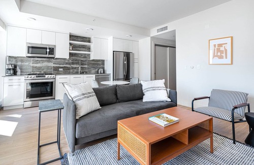 Downtown Oakland Apartamento | Charming Oakland 1BR w/ AC, W/D, Sky Deck, next to BART, by Blueground