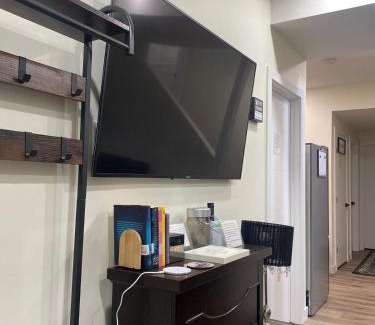 Calgary Apartamento | Charming Oasis Tranquil Suite 8 min Airport, AC