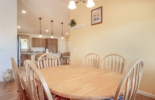 Kona Palisades Casa | Charming ocean-view home with large lanai, washer/dryer, & grill - snowbirds OK