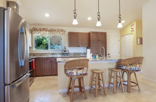 Kona Palisades Casa | Charming ocean-view home with large lanai, washer/dryer, & grill - snowbirds OK