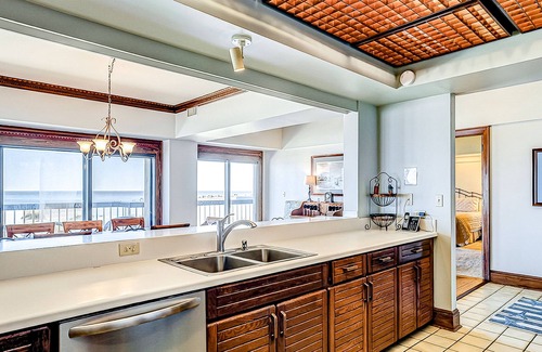 Isle of Palms Condominio | Charming oceanfront condo w/ pool, hot tub, balcony, central AC, & washer/dryer