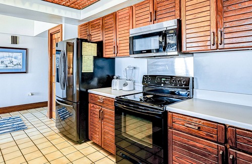 Isle of Palms Condominio | Charming oceanfront condo w/ pool, hot tub, balcony, central AC, & washer/dryer