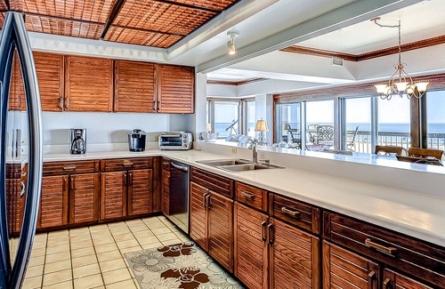Isle of Palms Condominio | Charming oceanfront condo w/ pool, hot tub, balcony, central AC, & washer/dryer