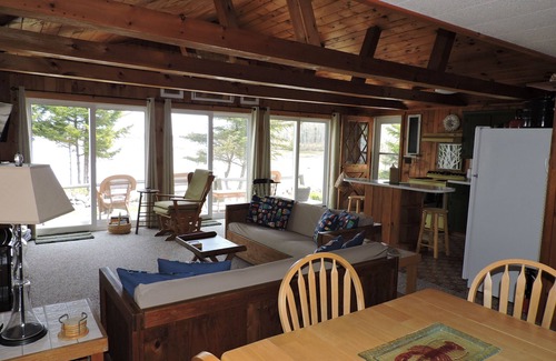 Milbridge Cabaña | Encanto Oceanfront Cottage-vistas y 20 pies de la orilla