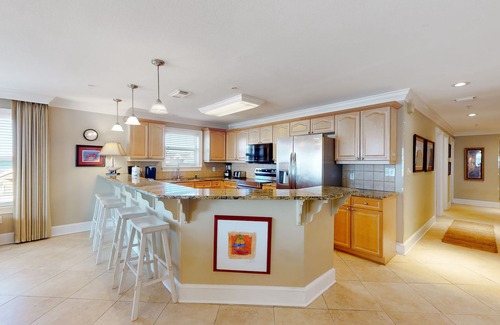 Crystal Beach Condominio | Charming oceanfront condo with pool, hot tub, Gulf view, & washer/dryer