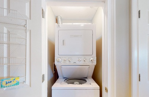 Crystal Beach Condominio | Charming oceanfront condo with pool, hot tub, Gulf view, & washer/dryer