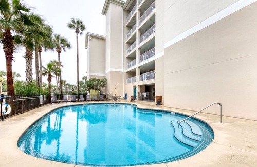 Crystal Beach Condominio | Charming oceanfront condo with pool, hot tub, Gulf view, & washer/dryer