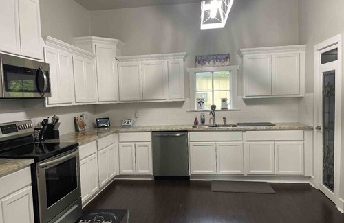 Oaks Historic District Casa | Charming Old Style Cottage. Pet Friendly!