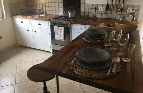 Baneuil Casa | Paz y tranquilidad en Francia. Rústica de un dormitorio casa rural.
