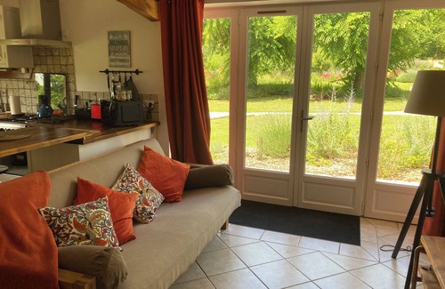 Baneuil Casa | Paz y tranquilidad en Francia. Rústica de un dormitorio casa rural.