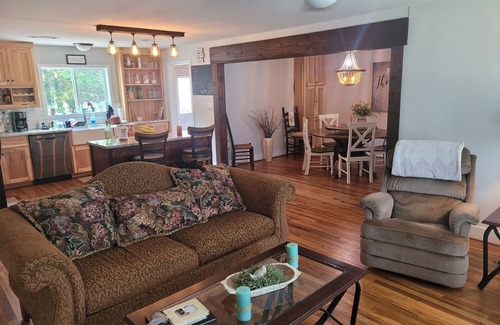 McDonough Casa | Charming open floor plan 3-bedroom house for a comfortable getaway