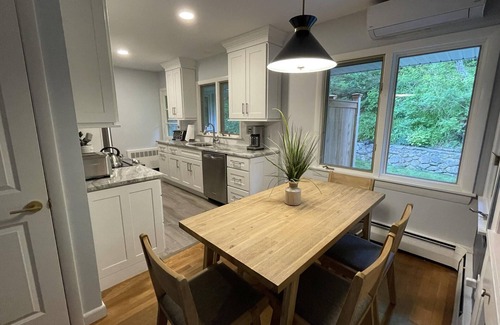 Osterville Casa | Charming Osterville Getaway – Walk to Village & Beach!