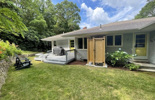 Osterville Casa | Charming Osterville Getaway – Walk to Village & Beach!