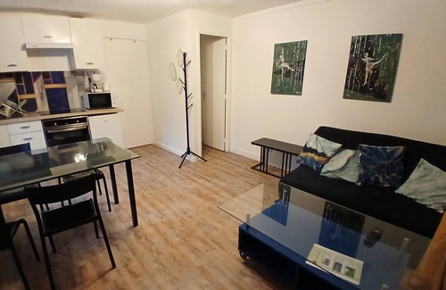 Vitry-sur-Seine Casa | Charming outbuilding with shared garden and pool