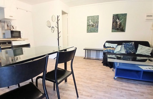 Vitry-sur-Seine Casa | Charming outbuilding with shared garden and pool