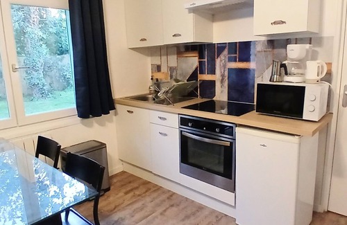 Vitry-sur-Seine Casa | Charming outbuilding with shared garden and pool