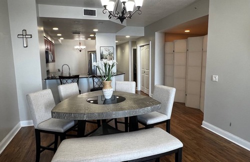 Riviera Dunes Condominio | Charming Palmetto 2-bedroom gated water view condo w/ AC 24 HR security