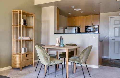 Old Pasadena Apartamento | Charming Pasadena 1BR w/ Gym & Pool, nr Colorado Ave, by Blueground
