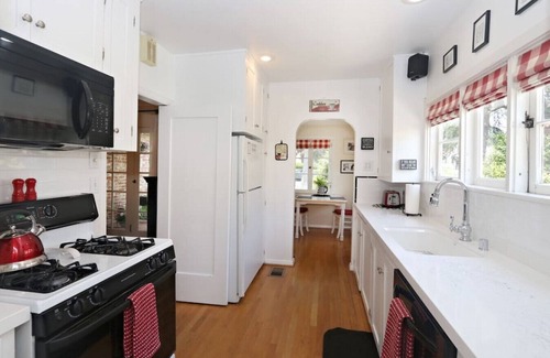 Pasadena Casa | Encantadora cabaña inglesa de Pasadena en la calle arbolada