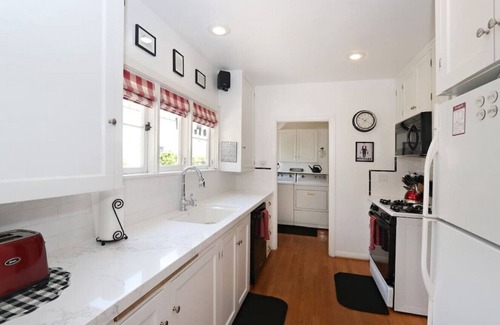 Pasadena Casa | Encantadora cabaña inglesa de Pasadena en la calle arbolada