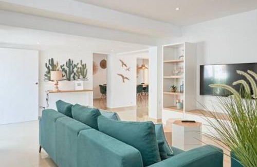 Ciudad de Ibiza Villa | Charming Patio Villa With Private Pool - 6BR - In The Heart of Playa den Bossa - Walk To Ushuaïa, Hi & The Beach!