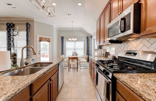 Pflugerville Casa | Charming Peachtree Place: Your Ideal Getaway in Pflugerville Awaits! #41727