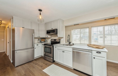 Village of Bloomfield Casa | Charming Pell Lake Home, Close to Lake Geneva!