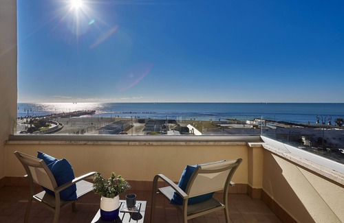 Quartiere XXXIII Lido di Ostia Ponente Apartamento | Encantador ático con vista al mar, cerca de la estación de trenes y buses.