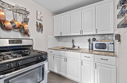 South Hyde Park Apartamento | Charming Pet Friendly Retreat!