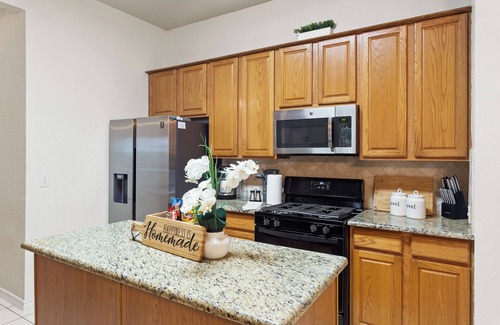Plano Casa | Charming Pet-Friendly 4-bedroom house with game table and board in superb Plano