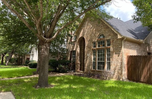 Plano Casa | Charming Pet-Friendly 4-bedroom house with game table and board in superb Plano