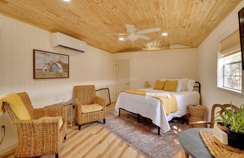 Bandera Apartamento | Charming & Pet-Friendly Bandera Studio w/ Fire Pit