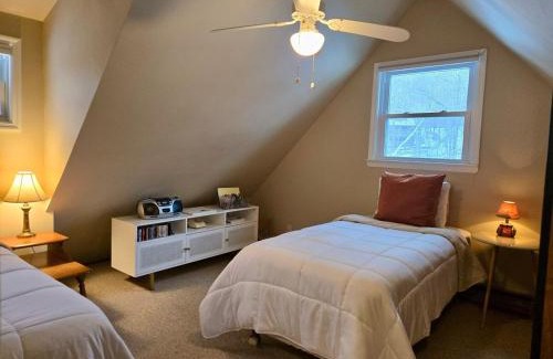 Ferndale Casa | Charming, Pet-friendly Lake front Retreat WiFi
