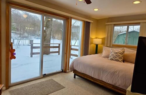 Ferndale Casa | Charming, Pet-friendly Lake front Retreat WiFi