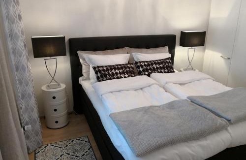 Tikkurila Apartamento | Charming Pine View Apartment