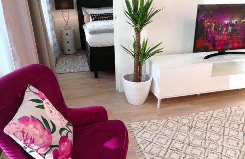 Tikkurila Apartamento | Charming Pine View Apartment