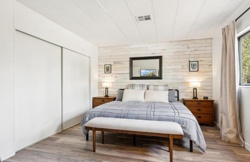 Show Low Casa | Charming Pines Cabin with Fireplace and BBQ