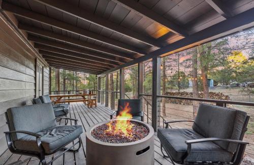 Show Low Casa | Charming Pines Cabin with Fireplace and BBQ
