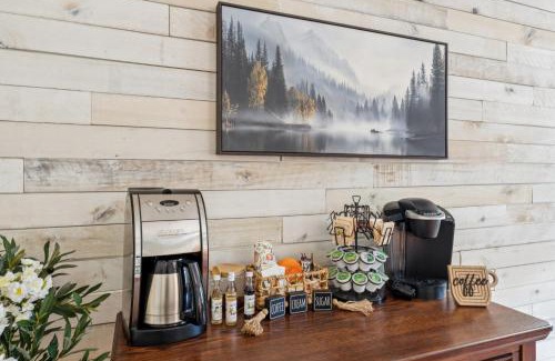 Show Low Casa | Charming Pines Cabin with Fireplace and BBQ