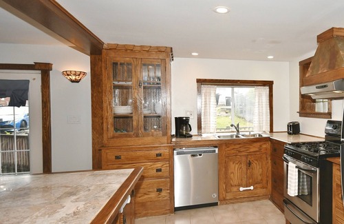 Brookline Casa | Charming Pittsburgh Home| 2 Full Baths| Parking