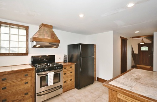 Brookline Casa | Charming Pittsburgh Home| 2 Full Baths| Parking