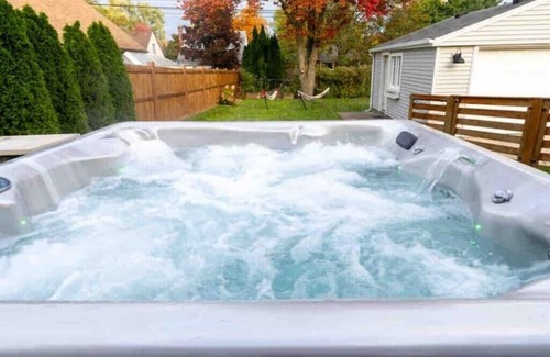 Plymouth Casa | Charming Plymouth retreat hot tub fire pit
